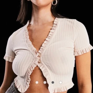 Söt topp  - Säljer denna söta topp från Asos som tyvärr var för liten för mig, därav lånad bild från hemsidan. Köpt för 163kr från märket AS YOU på asos. Passar storlek XS 🥰 köparen betalar frakt 🤍🤍