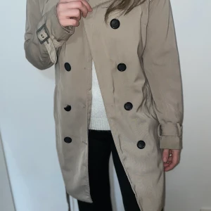 Vårkappa - Vårkappa från Vila! Ljusbrun färg och ganska luftig. Går både att ha öppen och stängd. En knapp är sönder (syns på bild). Därav säljer jag den för enbart 80 kr. Storlek är M och märket är vila. Kan skicka fler bilder. Köparen står för frakt 💙