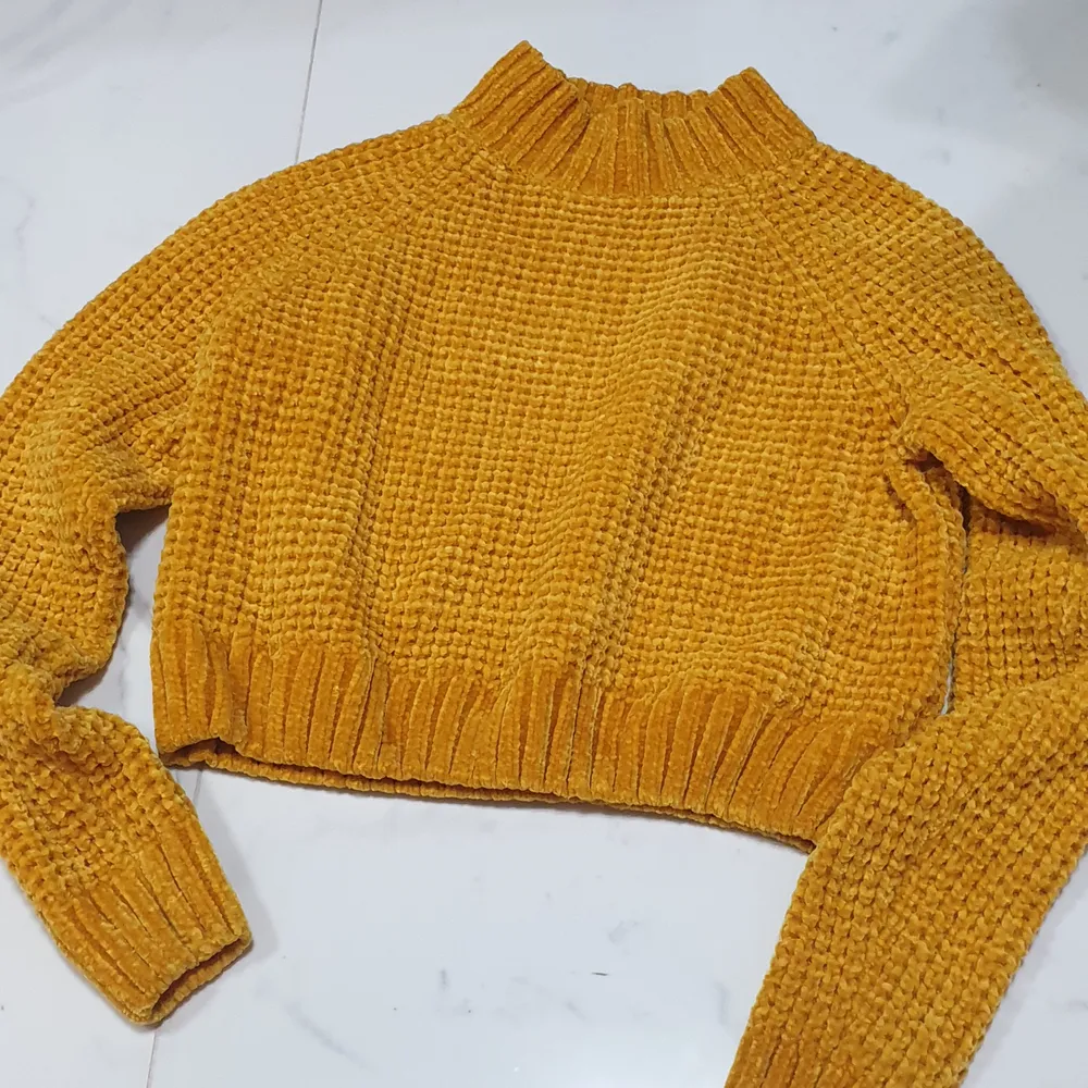 Härlig hm tröja stickad i en stark gul/orange färg  jättemysig. Storlek xs men jag är en small så den passar folk som har small :) . Tröjor & Koftor.