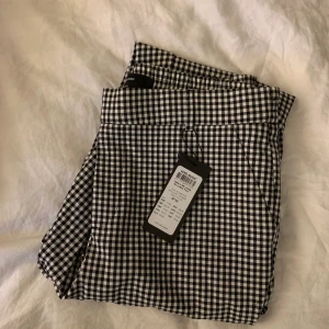 Rutiga kostymbyxor  - Rutiga kostymbyxor från Vera Moda. Oanvända och lappen sitter kvar. 