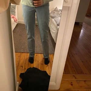 Straight jeans. Långa - Långa ljusblå jeans. Dom är raka och sitter tight över rumpa och och övre lår sen blir dom lite pösigare. Dom går ner till anklarna och lite längre så att dom lägger sig snyggt! Skulle nog säga att dom passar för folk mellan 165-175. 