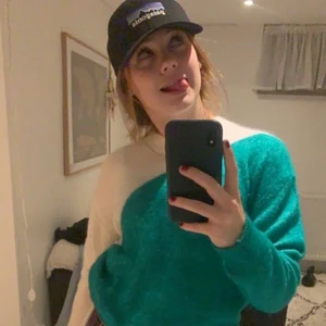 Stickad tröja  - Skitsnygg stickad tröja från &other stories. Passar till iprincip allt och är så skön. Rätt basic passform har perfekt längd på ärmarna. Passar mig som vanligtvis har S men passar även xs och M. Nypris 600 kr❣️