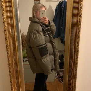 Blend jacka - Militärgrön jacka från märket blend älskar men kommer inte till användning tyvärr. Jag har storlek s och den sitter overzised på mig. Hör gärna av er om ni är intresserade💞