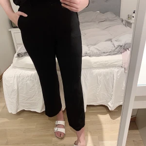 ”Sommarbyxor” storlek M - Helt oanvända ”sommarbyxor” från Filippa K. Köpte dom i fel storlek men insåg inte det för ens det var för sent. Start pris ser ni som sagt är 1900.                  Frakten ingår ej i priset som är satt. 