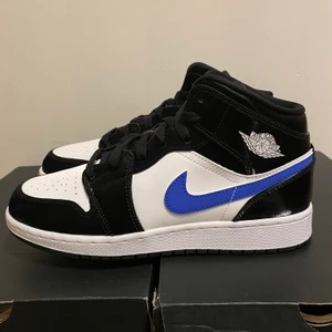 Jordan 1 Mid Racer Blue storlek 36.5 - 3 par/ 1800kr st. Finns i malmö eller lägg till 63kr för frakt