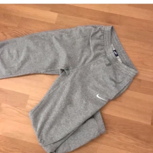 NIKE MJUKISBYXOR - trendiga nike mjukis. L i barnstorlek men motsvarar S och även Xs. (Lånad bild) Använt skick, noppriga på insidan från tvätt. Finns ett nyare par med fint skick i min profil! 💗