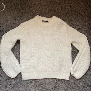 Stickad tröja  - Vit stickad tröja från Gina Tricot. Stl S men passar S/XS beroende på vilken passform man vill ha. 