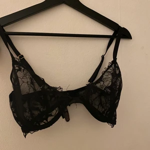 Svart spets BH - Så fin spets Bh från Victoria’s Seceret, knappt använd. Nypris 800kr. Storleken är 32DDD skulle säga att den motsvarar 75C 💗/80B