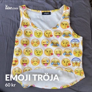 Emoji tröja - Säljer nu mitt älskade emoji plagg som inte passar mig längte tyvärr. Bra skick! Och super söt. 