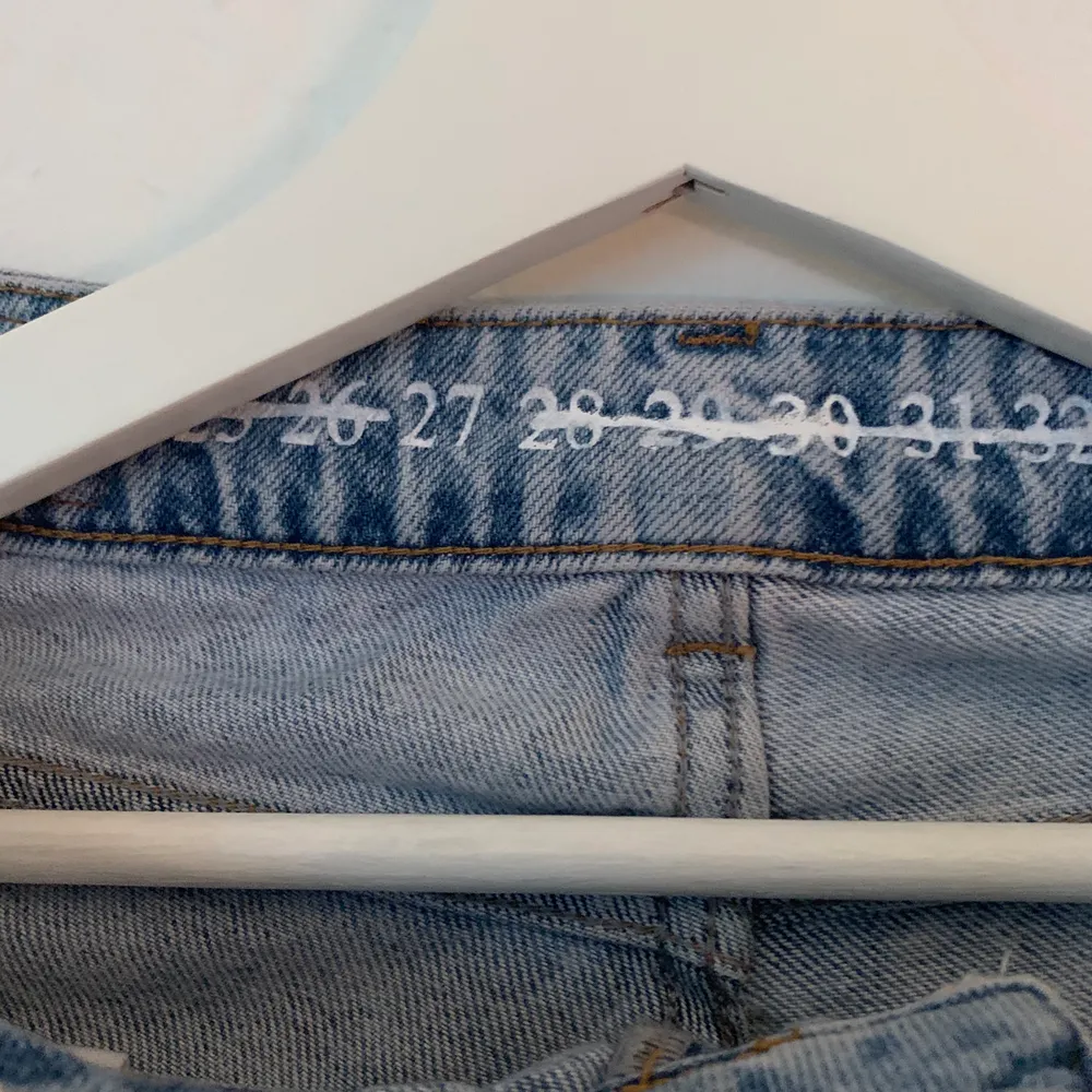 ljusblå vida jeans från bikbok, knappt använda. . Jeans & Byxor.