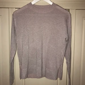 H&M tröja - Säljer denna snygga rosa glittriga tröja från H&M. Använd endast en gång, nyskick. Köpare står för frakt💞