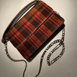 Väska Beck söndergaard, rutig glittrig - Enkel mindre väska med två band, perfekt storlek enligt mig. Aldrig använd:) 