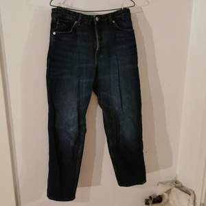 Mörkblå jeans från monki i storlek 28. Använda 7 ggr ksk. 100kr +frakt, eller 100kr vid möte