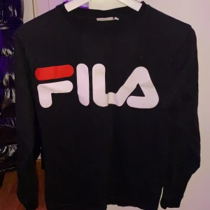 FILA långärmadtröja - ingen användning av den här tröjan alls, ordinarie pris 239kr