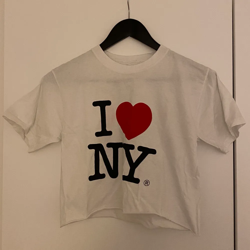 I ❤️ NY t-shirt. Avklippt. Står ingen storlek men upplever S. Bra skick!. T-shirts.