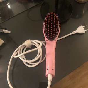 Plattångsborste - Supersmidig platttångsborste som plattar håret medans du borstar det. Använd 2 gånger så är så gott som ny! Säljer då jag redan har en annan⚡️