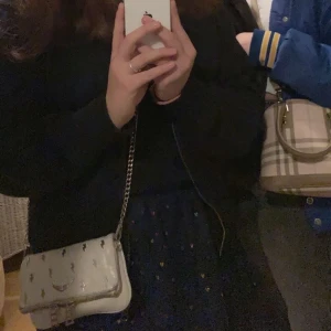 ZADIG ROCK NANO MED BLIXTAR - Vit zadig rock nano bag med blixtar!!! Väl använd men är fortfarande fin så man kan använda den 💕 Nypris: cirka 2500 kr