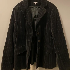 Oversize svart randig kavaj - Säljer denna oversize randiga kavaj, det är från en gammal kollektion på 2000 talet. Storleken är 38 men såpass oversize att det skulle passa en 40/42.