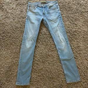 Blåa Jeans från Zara i strl 38 man. Gott skick nästan oanvända