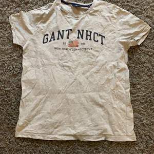 Grå Gant t-shirt bra skick utan fläckar. Ser i princip oanvänd ut