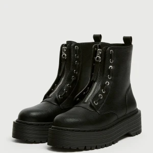 Platåkängor dragkedja/platform boots zip - Svarta platform boots från Pull & Bear i storlek 38. 3.5cm platå, dragkedja fram. Köptes förra säsongen, nypris 559 kr. Väldigt bekväma! Ett par mindre skador samt förslitning i hälen därav lågt pris. PM för mer bilder och info. Säljes pga köpt likadana fast Dr Martens. 