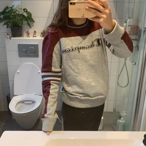 Champion sweatshirt  - Nästan oanvänd sweatshirt från champion, storlek medium. Skriv för fler bilder, om fler är intresserade blir det bud