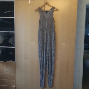  - Står S men passar mig som är 180 cm lång. 