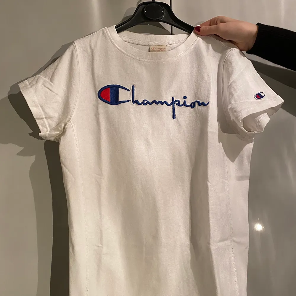 Snygg vit t-shirt från Champion, knappt använd. Passar både tjejer och killar.. T-shirts.