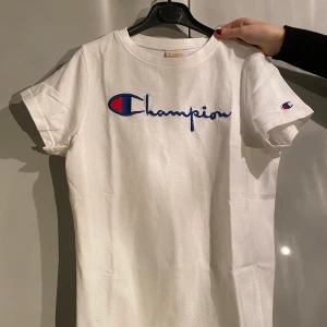 Champion t-shirt - Snygg vit t-shirt från Champion, knappt använd. Passar både tjejer och killar.