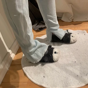 Jeans med Slit - Säljer dessa snygga jeans med egengjord slit i superfint skick😍 buda med 150 som startbud, höj alltid med 20kr!