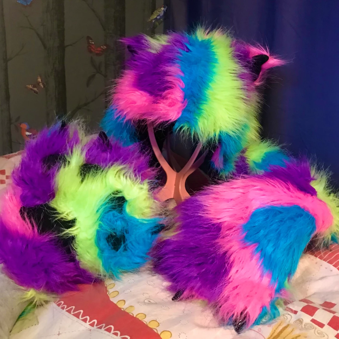 Färgglad mössa med tassar och öron - 91