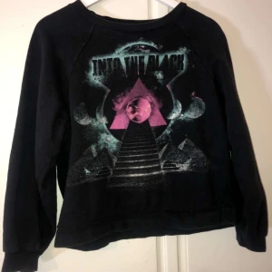 Tjocktröja/bandtröja - Köpt secondhand men är från monki. Mysig och super festlig tjocktröja med coolt tryck med CHROMATICS Into The Black🎼🎸 Jag säljer den för 70kr+frakt. Skriv om du har frågor👋