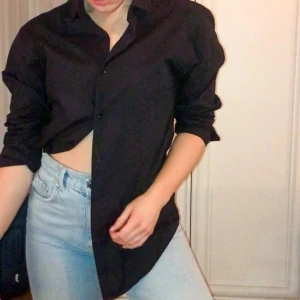 Svart oversize skjorta - Svart herrskjorta i klassisk modell och tyg. Köpt på Primark och är endast använd en gång. Storlek M. Skriv gärna för fler bilder 
