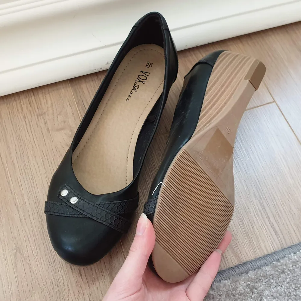 Fina svarta skor med kilklack i storlek 36. Dem har inte kommit till användning så mycket, så i bra skick. Säljer för 80 kr, köpare står för frakt. 💖 . Skor.