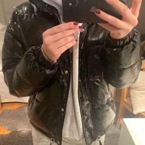 Jacka - Glansig lack jacka från Zara. Storlek XS men är lite oversized. ❤️ Knappt använd.