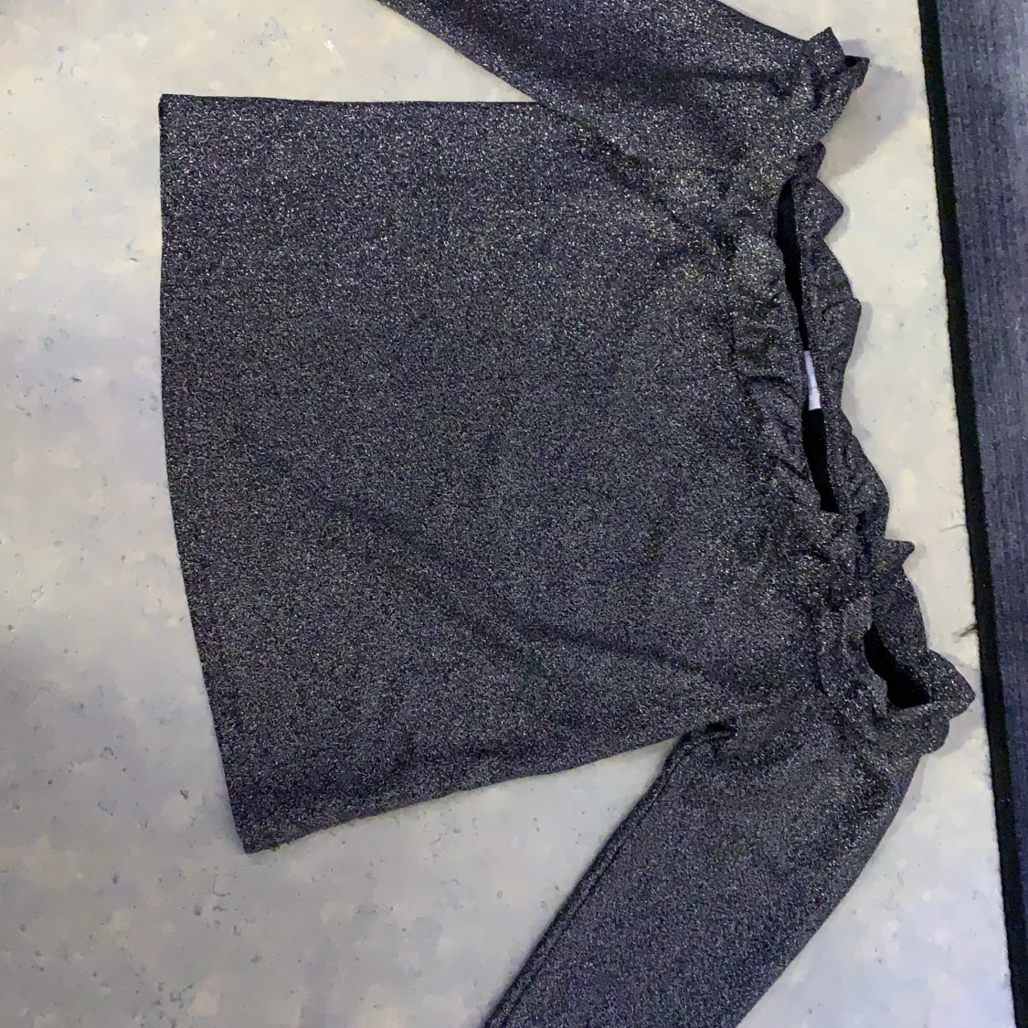 En blus svart o silvrig  - 90