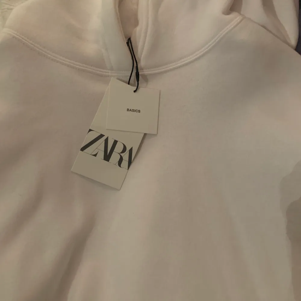 Säljer denna jättefina hoodie från Zara. Den är aldrig använd och lapparna finns kvar💕. Hoodies.