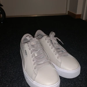 SNEAKERS  - Aldrig använda