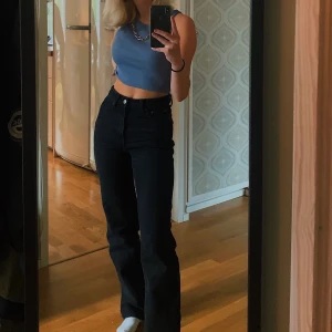 Svarta straight jeans - säljer ett par svarta straight jeans från weekday i modellen voyage som tyvärr börjar bli för små för mig😢 24 i midjan men passar mig som brukar ha 25 i jeans. fint skick! nypris 500kr, skriv vid intresse💖💖