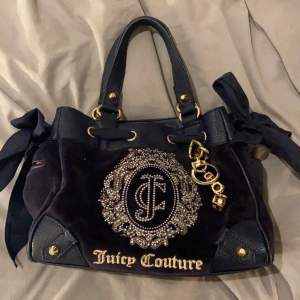 Här är väskan men du kan köpa den direkt ist, det är en mörkblå väska från Juicy Coutue som såklart är äkta❤️ skriv till mig vid minsta lilla intresse🤩🧸 PRIS KAN DISKUTERAS, köparen står för frakt, väskan är limited för att den finns inte i butik längre 