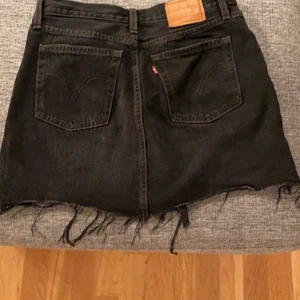 Levis Kjol - Säljer min levis kjol, har bara använt den ett fåtal gånger pga att den är för stor