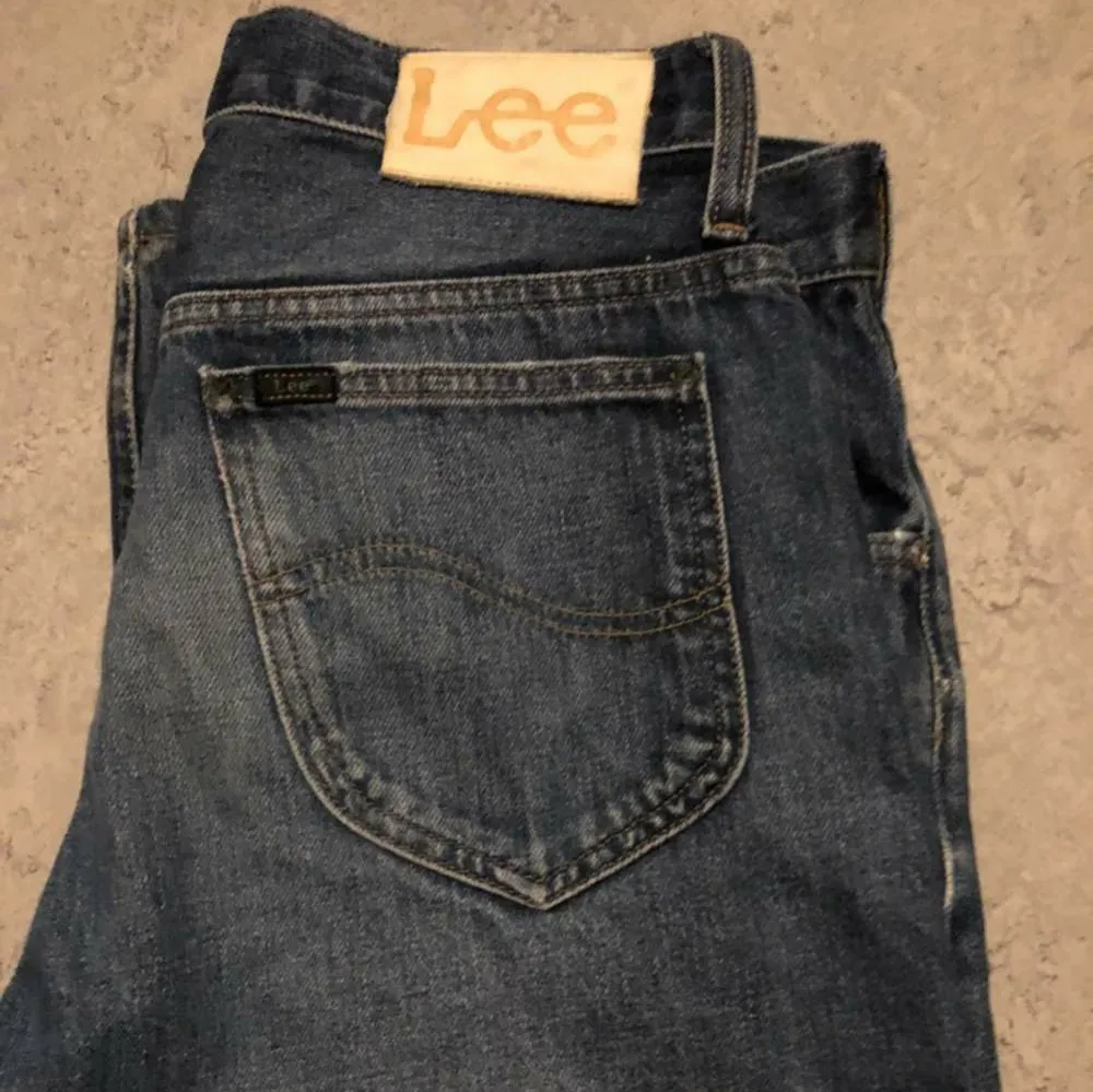 Blåa Lee Jeans i ekologiskt material                                         Storlek: W30 L32                                                                       Köptes för 2400 kr. Jeans & Byxor.