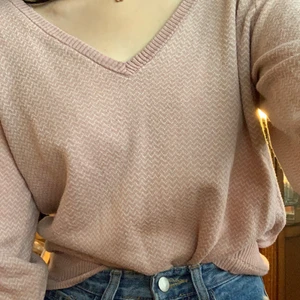 Rosa pullover💕💕💕 - Såå fin & stilren rosa tröja!💕🌟 Storlek L, men sitter snyggt oversize på mig som är en XS!