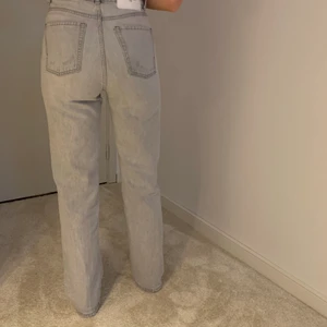 Zara jeans - Gråa populära Zara jeans. Mycket bra skick. Köparen står för frakten💕 jag är 176 cm lång. Buda om det behövs!