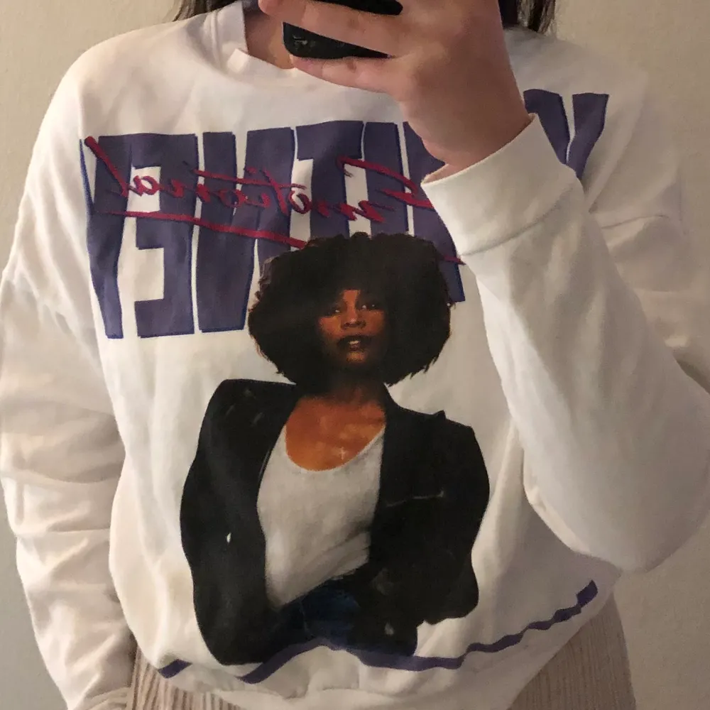 Säljer den här jätte fina sweatshirt. Av Whitney Houston, Storlek L❤️. Hoodies.