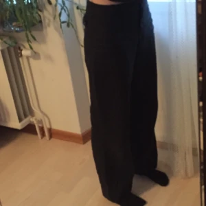 linnebyxor - säljer mina superfina linnebyxor!! de är köpta 2hand men ursprungligen från märket prêt á Porter ☺️☺️ det står strl 44, men passar mig som har 38 så som på bilderna(skulle inte säga att de passar någon som har 44). går även ner till fötterna om jag har de lågmidjat, och jag är ca 167/68 cm 💓 lite uttänjda men syns inte så mkt på mig när jag har de på!  hör av er vid frågor ❤️