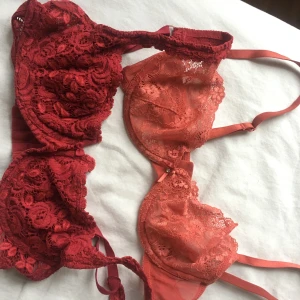 Bh / bralette vintage röd - Säljer dessa jättevackra bh-ar då jag inte använder bygel längre. Den mörkröda är en vintage balconette bh med djupröda rosor, verkligen extremt vacker, gör ont att sälja men som sagt jag använder aldrig! Den ljusare är med bygel men utan vaddering så mer av en bralette, också så fin! Jag tror att båda är i ungefär 75B men lapparna är borta så jag kan inte helt avgöra, den röda är lite större, skickar gärna mått om någon vill! 💞 mörkröd: 55 kr ljusröd: 35kr, 80kr för båda! Högsta bud just nu: 200kr för båda ink frakt, 75 för den ljusa och 85 för den mörka