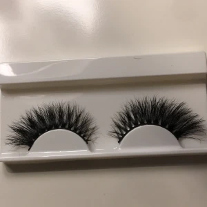 Fuax mink lashes  - Säljer ett nytt par fransar då jag råkade beställa i fel modell, denna modell är åt CatEye hållet! 