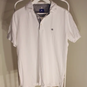 Champion piké  - Vit Piké med logga på bröstet Från Champion Göttskick! Storlek: Large Direkt pris: 90kr, Skriv buden till mig privat eller kommentera på bilden! Kan även mötas upp mellan Varberg & Göteborg Köpare står för frakten (Du bestämmer vilket paket så länge det uppfyller vikt och storleks kraven)