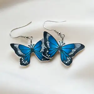 Handgjorda örhängen med motiv av fjärilar
